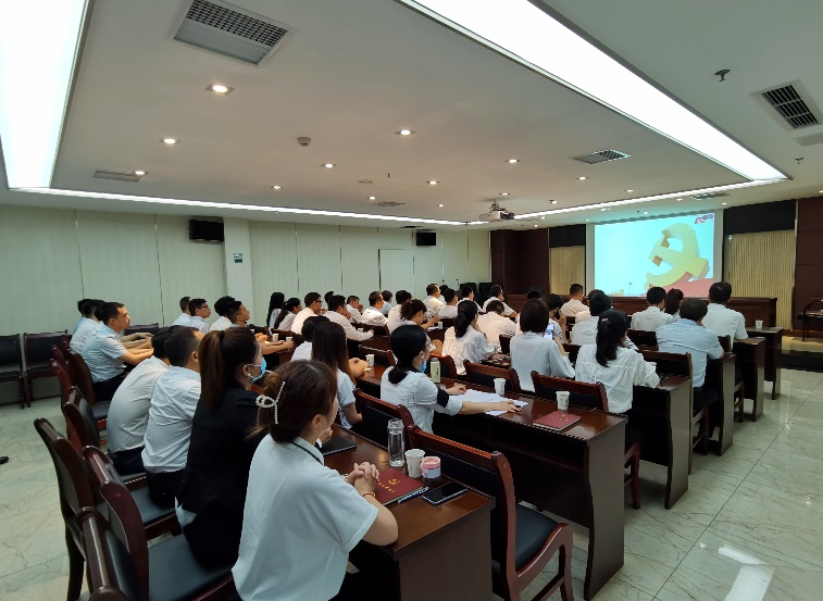 市新興產業投資集團組織干部職工集中觀看